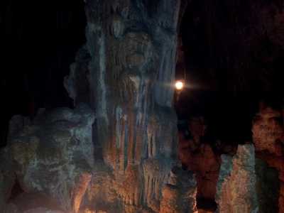 Imponente gruppo di stalagmiti che si erge verso il soffitto